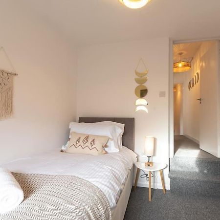 Beautiful 4 Bedroom House Reading Extérieur photo