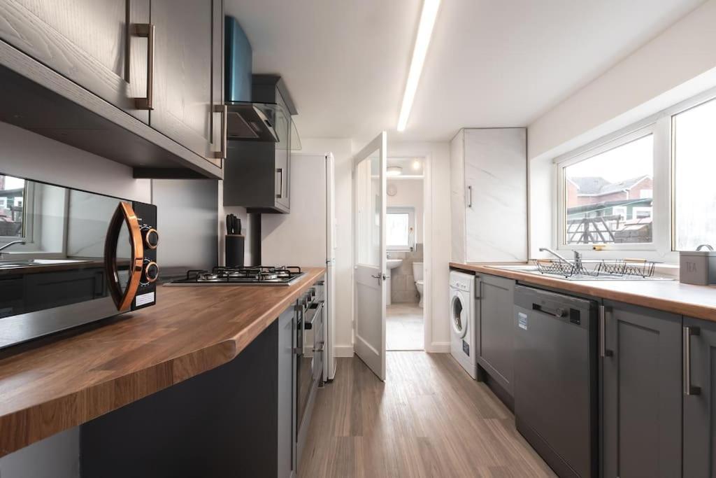 Beautiful 4 Bedroom House Reading Extérieur photo