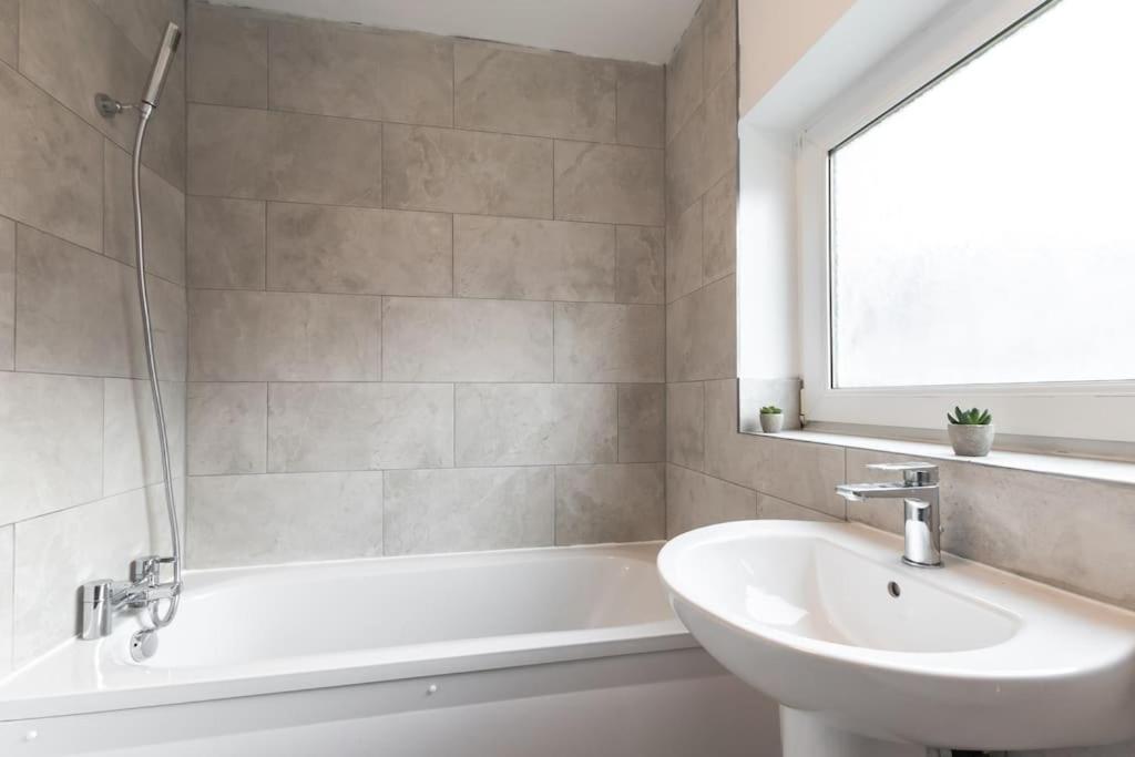 Beautiful 4 Bedroom House Reading Extérieur photo